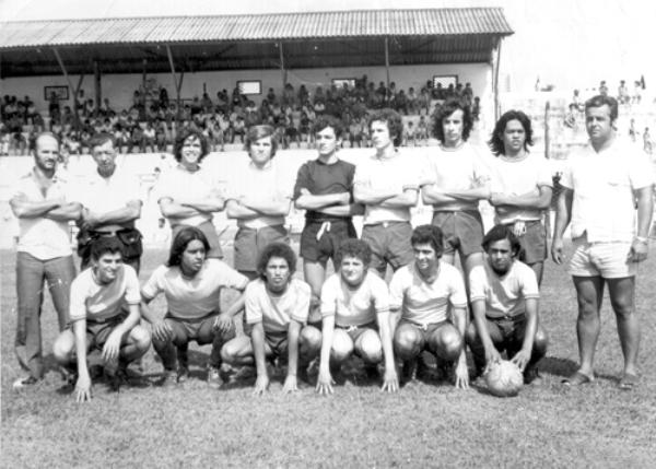 Time do Ceugaz - Esta foto é do dia 22 de setembro de 1974 no Estádio Plínio Marin. Encontra-se perfilada a equipe do Ceugaz. Naquele ano o campeão foi o Figsambel e o Ceugaz ficou com o título de vice-campeão. Da esquerda para a direita, de pé: Juarez (auxiliar técnico), Angelim (massagista), e os atletas Zé Augusto, Miguel, Bogaz, Cuim, Valério, João Japonês e o técnico Ernandes. Agachados: Anísio, Nandinho, Zezinho, Madaloso, Édson Longo e Ivam. A foto é de autoria do Brás Martins.