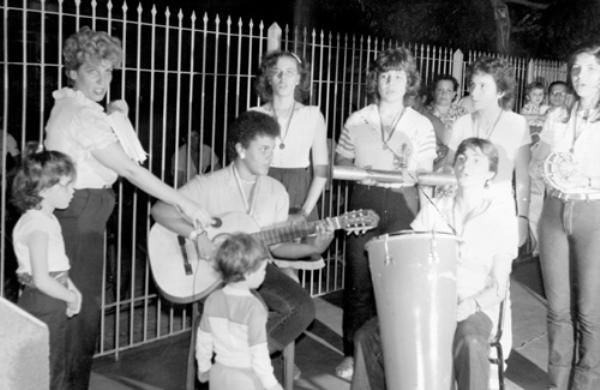 Autores do Hino da Escola - No dia 25 de maio de 1983, aconteceu a inauguração da praça “Lobinho Alegre” no Instituto de Educação e na oportunidade deu-se o lançamento do Hino da Escola. A foto apresenta os autores do hino:Rogério Escarabelo Garcia da Costa , Cláudia Helena Modé Pereira, Vitória Rosa Ovídio Ziéri, Adriana de Fátima Francischetti, Lúcia Ribeiro Neves, Nadja de Souza Campos e Manoel de Dirceu Martins.A foto é do álbum da diretora do IE Olga Balbo Ferreira Fontes.