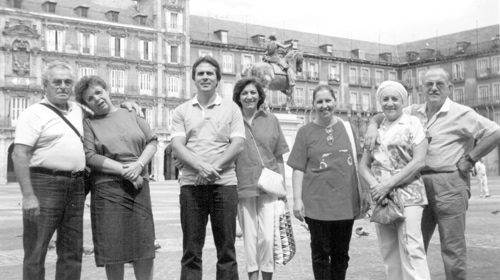 Na praça mayor, de Madrid - Um grupo de casais votu-poranguenses em viagem pela Europa no ano de 1986. O cenário é a famosa Praça Mayor- um ponto imperdível numa viagem turística pela Espanha. Veja quem são os personagens a partir da esquerda: José Martines Cajuela e Izabel (Truck Galego), Maurício Alves de Menezes e Célia Pereira, Wanda Figueira da Costa, Luiza Dísparo Santaella e João Santaella. A foto pertence ao arquivo de viagens da família Figueira da Costa.