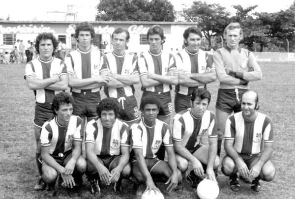 Esta foto é dos anos 1975/76. O local é o estádio da Ferroviária do Bairro da Estação. Em campo a equipe amadora da empresa Marão Diesel. Veja quem são os craques, conferindo a partir da esquerda, de pé: Valdecir Ferro (Ferrinho), João Dark, Domingui