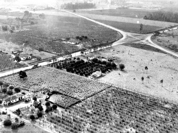 Uma foto espetacular da década de 50. É o trevo do Vilar - o cruzamento da Avenida Brasil com a rodovia Euclides da Cunha. Era tudo terra - chão batido. A avenida Brasil era saída para Parisi (onde está hoje a avenida Emílio Arroyo Hernandes - no Bai