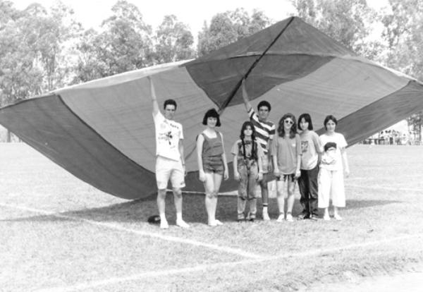 Célia Beretta - O ano é 1978. A professora Célia Beretta, esposa de Orlando Beretta, ele o primeiro Presidente da Guarda-Mirim, faz a leitura do juramento para a incorporação dos “guardinhas”. O ato solene foi prestigiado pelas autoridades. Aparecem em primeiro plano junto a oradora, o Sargento Atilano Guatemozim Pedroso e o radialista João Carlos Ferreira.Ao fundo pode ser identificado o saudoso vice-prefeito Onofre de Paula. A foto é do arquivo do Centro Social.