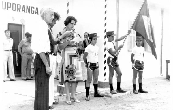 Campeonato de Pipas e Papagaios - Esta foto foi feita no gramado do Assary Clube de Campo no dia 30 de agosto de 1987. Trata-se do tradicional Festival de Pipas e Papagaios. Exibindo o seu “voador” em grande estilo aparece este grupo: Rogério Commar, Deborah Commar, Cláudia Bazaglia, Vinicius Commar, Renata Bazaglia, Giana Commar Pinhotti e Andrea Comar Pinhotti. A foto é do álbum da família Commar.