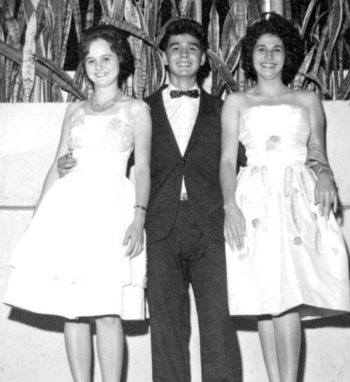 Formatura 3º Normal - O ano é 1960. É a cerimônia de formatura dos Professorandos (3º Normal) do Colégio Estadual e Escola Normal “Dr. José Manoel Lobo”. Em traje de gala como exigia o protocolo aparecem na foto da esquerda para a direita: Lenita Esteves Gomes, José Santana (Dico) e Assima Abdo. A foto é do álbum de formatura de Lenita Esteves Gomes.