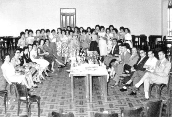 50 ANOS DOS NORMALISTAS - Nos próximos sábado e domingo essa turma estará reunida em Votuporanga para comemorar 50 anos de formatura. A foto é do dia 15 de outubro de 1959 (Dia do Professor) e foi feita na antiga sede do Votuclube. Confira quem são os alunos que aparecem de pé, da esquerda para a direita: Nancy, Azélia, Heloisa, Thirlei, Antonia, Ofélia, Dulce, Angélica, Maria José, Vera Salgado, Assima Abdo, Lurdinha Puglia, Ana Maria Buck, Vera Almeida, Ivana Riva, Adineia, Regina, Marisa, Doroti, Marilena Mainardi, Leniita Esteves, Alice, Marlene Mantovani, Ilda e Marilene Athanásio.\r\nSentados na esquerda os professores: Amanda, Herothides, Branca, Anice Ayres, Nilton, Elsa Babá, Dianá e Giomar. Na direita: Rachid Homsi, Wanda Maia, Benedito Robert, Dr. Salgado, Benedito Israel Duarte, Azor e João Nucci. É a turma de formandos do ano de 1960. A foto é de Nancy Gorayeb Fornasiari.\r\n