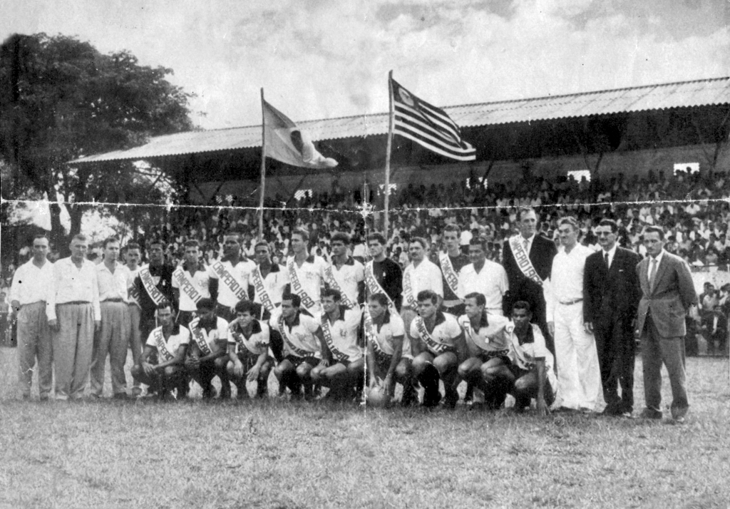 Em 1960, a Associação Atlética Votuporanguense conquistou seu primeiro título expressivo: foi campeã da 3ª divisão e ganhou acesso direto para a primeira, graças ao potencial da equipe. O tempo passou, outras importantes conquistas vieram e a festa do futebol se repete hoje no estádio Plínio Marin. Na foto, a partir da esquerda: Osvaldo (farmacêutico), Carlos Ferrari (diretor), Carlos Márcio de Castro Junqueira (diretor), e Parrinha (massagista). Jogadores: Raimundo, Olavo, Jorge de Freitas, Alfredinho, Neguinho, Nélson Pitangueira, Adherbal Galo, Dr. Jamilo Zeitune (médico), Paulinho Barbieri, Basilio (diretor) Léo Commar, Olívio Commar (diretor) e Plínio Marin (presidente). Agachados na mesma ordem: Jurani Pereira da Silva, Dioraci, Nélson, Celso Pitangueira, Lupércio, Touro, Zé Luiz, Vildo e Carangola. A foto pertence ao arquivo pessoal do José Megiane.