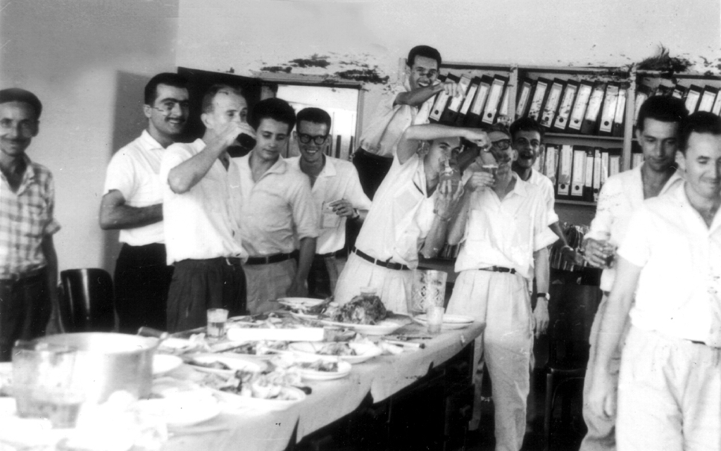 Esta foto é de uma festa de confraternização de fim de ano no Banco Brasileiro de Descontos - BRADESCO, agência de Votuporanga. Consta no verso a data: 30 de dezembro de 1961. Da esquerda para a direita, foram identificados os seguintes participantes: João (Zelador), Mamoud Jabler, Alcides, Luiz, Laert Meginani, Antonio de Souza Sampaio, Antonio de Lima, Domingos Pignatari, Valdecir Serafim de Queiroz, Ador de Almeida e Valdemar Benini. A foto é do arquivo pessoal de Laert Megiani