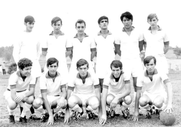 O Assary F.C. -  O nome do time consta no verso da foto: Assary Futebol Clube -uma agremiação amadora  dos anos 60. A foto pertence ao Osvaldo Andreu, mas infelizmente não há identificação dos jogadores. Quem sabe, alguns dos nossos leitores possam nos informar o nome desses jovens atletas dos anos dourados. \r\n