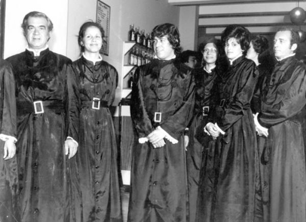 Formatura na Facle - O ano é de 1975. A foto é no saguão de entrada do Votuporanga Clube para a solenidade de colação de grau dos formandos do curso de letras da Faculdade dse Ciências e Letras de Votuporanga (FACLE). A partir da esquerda, os formandos de beca: professor e poeta Hélio Soave,Ilda Alves de Menezes, o jornalista João Carlos Ferreira, (?), Ivanilde e o saudoso radialista Luiz Rivoiro. 