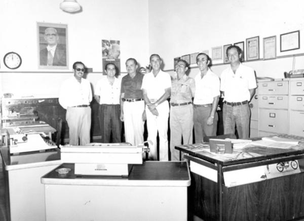 Sindicato Rural - A foto é de 1975 e registra a posse do agropecuarista Herculano Beretta (centro) na presidência do Sindicato Rural de Votuporanga. A partir da esquerda: Juvenal Domingos Martins Lopes, Nasser Marão, Salvador Castrequine, o presidente Herculano, Antonio Nogueira, Orlando Beretta e Jesus Silva Mello. O grupo também respondia pelo lançamento do Frigorifico 4 Rions que foi viabilizado na época.