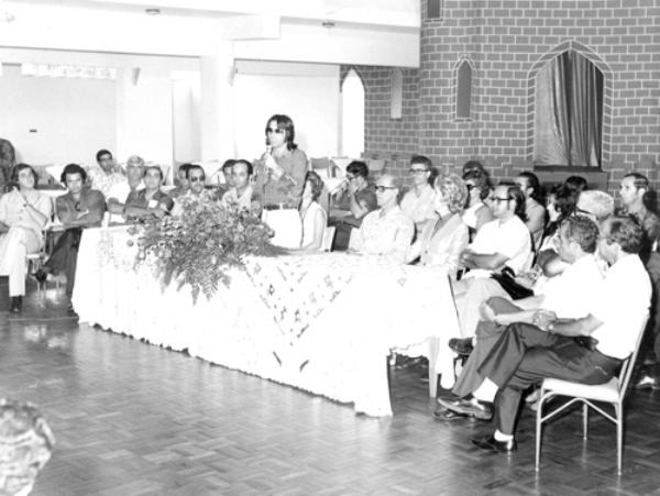 Votuporanga Clube - Ano de 1973. O empresário Áureo Ferreira discursa ao ser empossado presidente do Votuporanga Clube. O primeiro da esquerda é o apresentador de televisão Amaury Júnior, na época jornalista em Rio Preto. Na sequência podem ser identificados: Nasser Marão, Roberto Lima Campos (vice-prefeito), Luiz De Haro (prefeito),  Áureo, o prof. Cícero Barbosa Lima Junior (que havia deixado a presidência do clube), professora Chamena, entre outras personalidades da época.