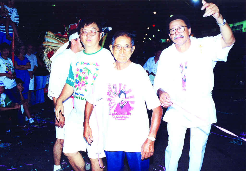 Um registro carnavalesco da entrada do novo milênio. Aparecem a partir da esquerda Valter Kitamura, Sunao Fukuiama e Arnaldo Santa Fé Trindade. A foto pertence ao arquivo pessoal de Santa Fé e nos foi remetida pelo colaborador Dagoberto José Mira Alves (Dago).