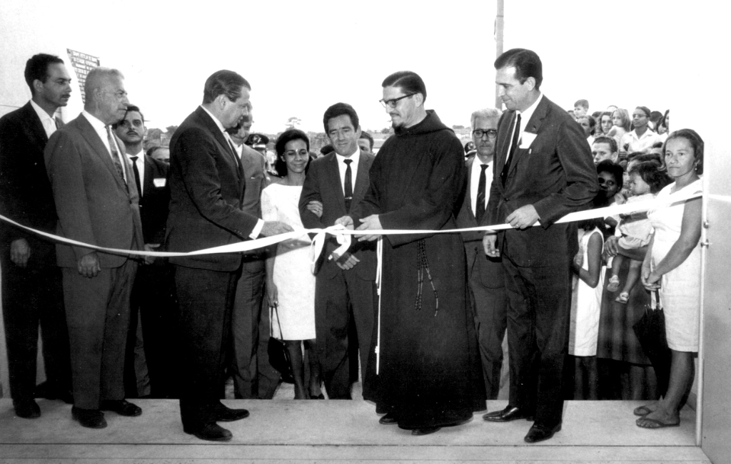 A foto é do dia 8 de agosto de 1967 e registra o corte da fita inaugural do Grupo Escolar do bairro da Estação. Da esquerda para a direita: o professor Luiz Garcia De Haro, o delegado de Ensino Theodomiro Monteiro do Amaral, atrás, o vereador Zezinho da Farmácia, ao centro, o governador do Estado Abreu Sodré, Frei Sérgio Maria de Capivari, com o diretor da escola, professor Valter Muller, e sua esposa Lucilia, e, na direita, o então prefeito Dalvo Guedes.