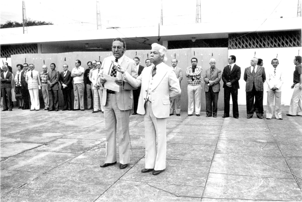 Era comum por ocasião nas datas cívicas, as autoridades se reunirem na Concha Acústica. Nesta foto, de 1977, com a Concha Acústica ainda inacabada, o então prefeito Dr. João Antonio Nucci discursou ao lado do historiador Edward Coruripe Costa (segurando o microfone). No fundo, autoridades representativas e vereadores acompanhavam o ato. Entre outros, a partir da esquerda: Benedito Israel Duarte, Luiz Carlos Cardoso Prado, Luiz Galisteu, Hideito Otuki, Cristovam De Haro, Egidio Paschoalotti (gerente das Casas Pernambucanas e presidente da ACV), prof.  Uélintom Garcia Peres, Edervar Gregório, Hudson Paulo Fernandes e atrás do orador estão Octaviano Nogueira e Alzimiro Brantis, seguindo para a direita José Nunes Pereira, o vice-prefeito Onofre de Paula, Theodomiro Monteiro do Amaral, Joaquim Neves, Capitão Almeida, Viana Filho (de lado) radialista Luiz Rivoiro. A foto é do arquivo do jornal A Cidade