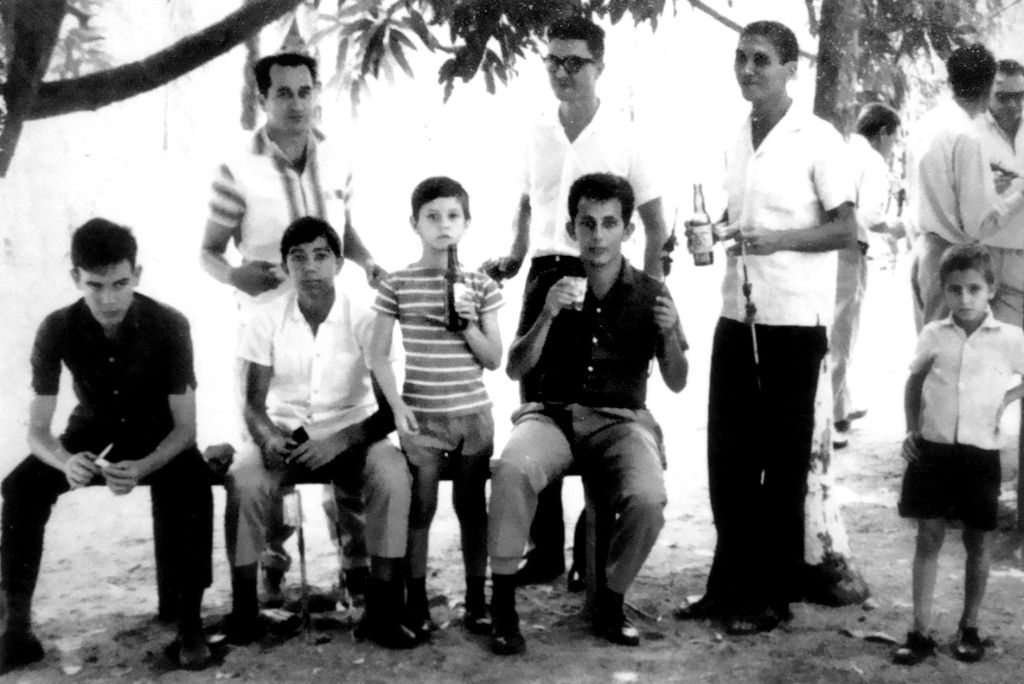 A foto é de 1966. Amigos cartorários e o pessoal mais chegado reuniram-se para um churrasco no Horto Florestal. De pé, a partir da esquerda: Emílio Liévana, Savério Maragno, e o Pita (na época meia esquerda craque da Votuporanguense). Sentados: Antonio Carlos Mainardi, Deli Jesus dos Santos, Flávio Góes Liévana e Durval Cerantola. A foto é do arquivo pessoal do cartorário Antonio Carlos Mainardi.