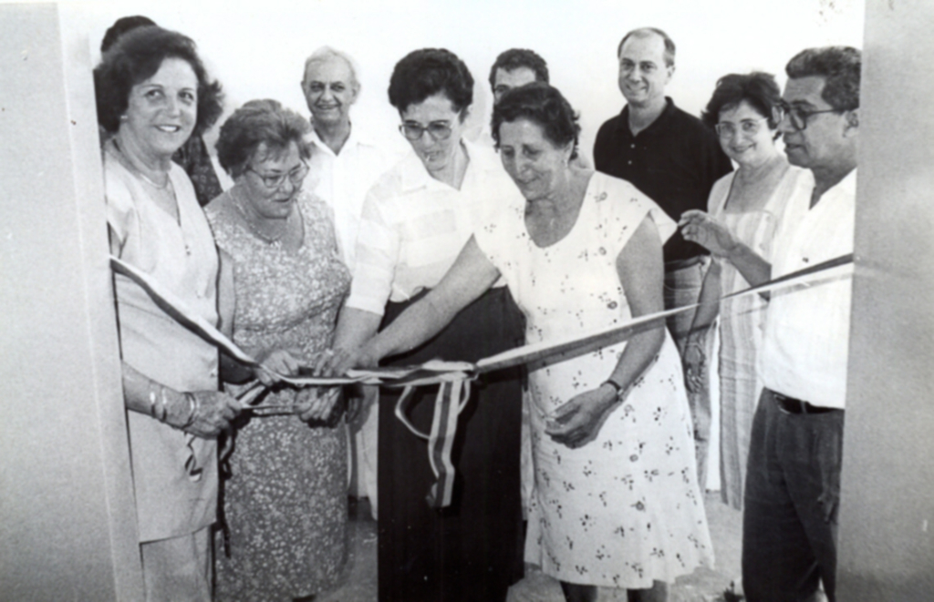 No dia 1 de agosto de 1994, como parte das festividades de aniversário da cidade, foi entregue  o Centro Infantil “Joana Rossafa Nogueira”. Descerrando a fita inaugural aparecem a partir da esquerda: Aparecida Stefanelli (1ª dama), Ana Nogueira, Dr. Joaquim Figueira da Costa (vice-prefeito), Magda Nogueira, Adélia Nogueira, engenheiro Marcos Garcia Laraya, Marilda Mantovani (secretária de Educação) e Arquimedes Neves.