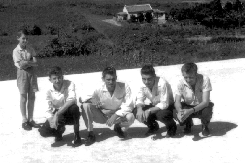 Esta foto é de 1961 e mostra o trampolim da piscina do Votuporanga Clube em fase de construção. Aos fundos uma vista parcial do bairro São João, ainda não povoado. Aparecem nesta foto, a partir da esquerda: Atilio Roberto Belloni (proprietário da Bell Champ), Segundo Martins, Nicoletti e o Dr. Maurício Silvério Gomes. A foto pertence a Luiz Carlos Murasse.