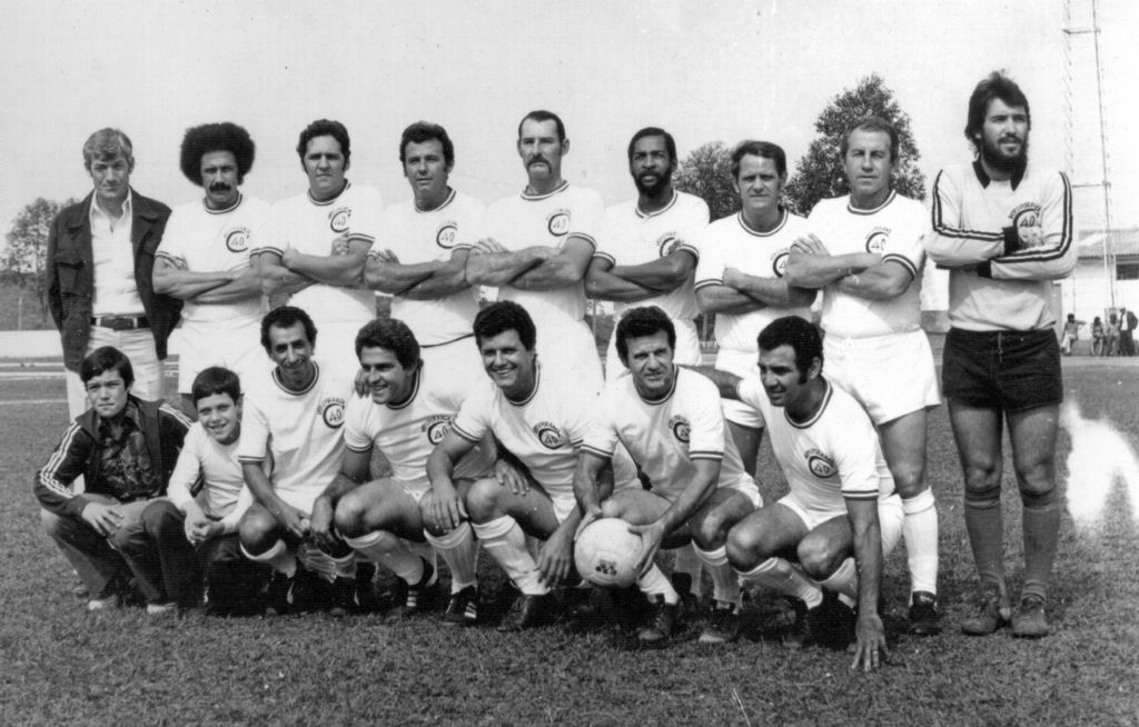 Esse time da foto, simboliza uma época de ouro do Clube dos 40, quando havia a tradicional confraternização com a cidade de Ilha Solteira. Era um jogo aqui e outro lá, programado pelo saudoso Frei Arnaldo, o sacerdote era estimado nas duas cidades. A foto é da década de 70 e aparecem, de pé, a partir da esquerda: Durvalino Comar (presidente), Santa Fé, Sérgio, Mega, Ariô, Elmo, Jaime Gil, Albano e Teixeira. Agachados: Vinicius e Rogério Comar, Dago, Bidon, Português, Lupércio e Canhoto. A foto é dos arquivos do clube.