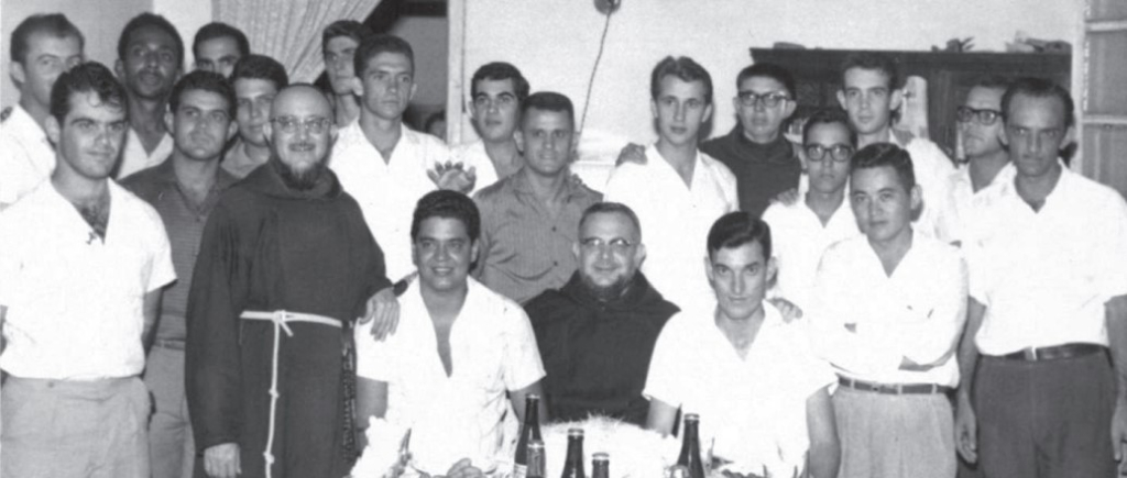 O aniversário doFrei Benjamim
1962 – O corte do bolo aconteceu na Casa Paroquial. A festa era para o vigário Frei Benjamim Maria de Piracicaba. Veja os personagens da foto conferindo a partir da esquerda: Uedelton Zanin, Alcebíades (Moreno), Vadão, Jarbas de Paula, Frei Ancelmo, Rossato (ao fundo), José Antonio Garcia (Palestra), Wilmosney Aparecido Rigo (sentado), Luiz Carlos Escudeiro, Jaime Alvares Gil, Frei Benjamim (sentado - o aniversariante), Urbano Doimo (em pé), Durvalino Comar (sentado), Frei Arnaldo (atrás), Edison Cócolo Martins (atrás), Antonio Murasse (na frente), Ariovaldo Martins (Jacaré) e Osvaldo Grandizolli (Barbeiro). As fotos são do arquivo pessoal de Edison Cócolo Martins (o Baiano)

***Confira mais desta coluna em nossa edição impressa e online para assinantes.