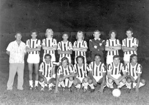 Copa Arizona-75 - 1975 - Destaque para o bom time amador da A.A.Votuporanguense campeão da Copa Arizona.O certame foi disputado nos meses de março e abril daquele ano.A grande final foi contra o Cafuc - Cardoso Futebol Clube, no Estádio “Plínio Marin”. Veja a formação do time, conferindo a partir da esquerda, de pé: José Ligieri (técnico), Brito, Rubens, Catimbau, Giacomo, Zé Branco, Jair e Gil. Agachados na mesma ordem: Dago, Daú, Chió, Pelé, Barriga e Nandinho. A foto pertence ao arquivo pessoal do nosso colaborador Dagoberto José Mira Alves (Dago).\r\n