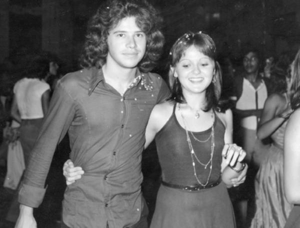 Pedrinho e Boni, no Carnaval-74 - Na foto o jovem casal  enamorado Pedrinho Sanches e Simone (Boni) Calille. Consta no verso da foto que eles encontravam-se naquele momento na pista de dança do Votuporanga Clube numa noite de Carnaval. Hoje, casados e residentes em Campinas, Pedrinho e Boni são vistos com frequência em Votuporanga onde residem os seus familiares. A foto é do fotógrafo Sebastião (do Foto da Rua Bahia) e pertence ao arquivo pessoal das famílias Sanches (saudoso Pedro Sanches, gerente do Banco do Brasil) e Calille (saudoso dr. Abílio) e nos foi enviada pelo colaborador Dagoberto José Mira Alves. (Dago). 