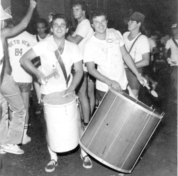 Carnaval do “Beto Vem” - O ano 1984. O bloco “Beto Vem” realmente aconteceu e engrandeceu o grande Carnaval de Rua de Votuporanga por muitos anos. Este flash mostra o batuque do “Beto Vem” representado pelo Didio Arantes, Eugênio (Emplac)  e Pedrinho Sanches.A foto pertence ao arquivo pessoal da família Sanches e nos foi enviado pelo colaborador Dagoberto José Mira Alves (Dago).\r\n