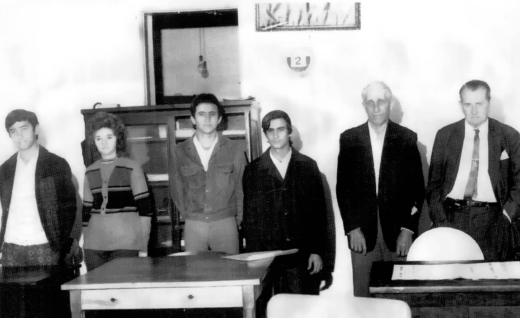 Esta é a equipe de trabalho do Cartório do Registro Civil de Votuporanga, responsável por centenas de casamentos e a elaboração de certidões de nascimentos votuporanguenses nos anos 70. A foto é do ano de 1971 e aparecem da esquerda para direita: Antônio Bini (auxiliar cartorário), Ivone Bertoncini (oficial maior), Luiz Antônio (auxiliar cartorário), Henrique de Souza (escrevente), Sr. Motta (Juiz de Paz) e o Sr. Ramalho (oficial do Registro Civil). A foto pertence ao arquivo pessoal de Antônio Bini