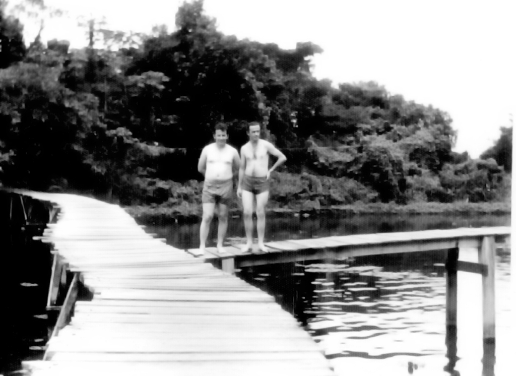 A Lagoa Santa com suas águas cristalinas, localizada no município de Itajá, no estado de Goiás, sempre foi o destino de muitos votuporanguenses. Hoje o local dispõe de toda infraestrutura e um big hotel turístico. No passado era tudo muito rústico e isso atraia ainda mais os amantes da natureza. Nesta foto dos anos 70 aparecem dois amigos: Durval Cerântola e Victor Doimo. A foto é do arquivo do jornal