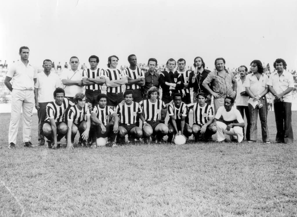 Com seu tradicional uniforme preto e branco, eis a Associação Atlética Votuporanguense, do ano de 1973. Da esquerda para direita de pé: Sargento Grota (preparador físico do time); Mário Taxista, radialista e funcionário do Banco do Brasil; Nélson Benfica; os jogadores Cidoco, Donda, Picolé; o diretor Carmelito Neves; goleiro Zé Branco; Virgilio (Careca); o radialista da Piratininga Cláudio Craveiro; o presidente do clube Roberto Bianchini; o operador de som da Rádio Clube Toninho de Ávila; e os repórteres da Rádio Clube João Carlos Ferreira e o saudoso Ezupério Victor Martins. Aga-chados: Neguinho, Daú, Capitão, Rosário, Tião Sanches, Didi, Tatá e Cido Massagista. A foto é do arquivo de José Marquiori (Zé Branco)