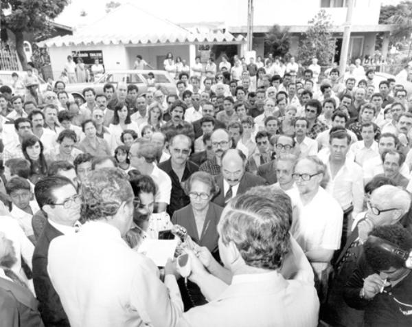 Veja quem aparece na foto - Uma bela fotografia do público que compareceu ao ato de inauguração do Edifício Julieta, um marco histórico para a era do crescimento vertical da cidade. O então prefeito João Antonio Nucci (que aparece de costas)  faz o seu discurso tendo ao seu lado o vereador Joaquim Neves. Na frente dele, o dono do empreendimento Mário Pozzobon e lideranças políticas da época como o prof. Ederval Gregório, José Nunes Pereira e Dr. Joaquim Figueira da Costa. Na plateia, as personalidades conhecidas da época, onde quase todos são facilmente identifricados. Esta foto pertence ao arquiivo pessoal de Rames Cury.\r\n