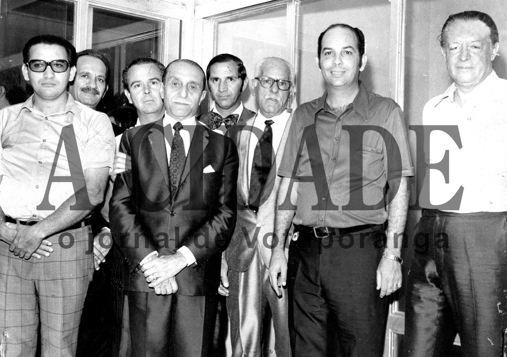 O governador de São Paulo nos anos 60, professor Carlos Alberto de Carvalho Pinto, chegou a instalar a sede do governo paulista em Votuporanga, tamanha era a sua ligação com as lideranças políticas da cidade. Nesta foto, ele aparece  com algumas autoridades da época. Na esquerda  o vereador Joaquim Gonçalves Filho, seguido por Elias Haddad (Bazar Votuporanga), o então vereador professor Valdir Gonçalves de Lima, , o governador Carvalho Pinto, Delc Gianotti, o farmacêutico Aristides Gallo, o então vereador e mais tarde prefeito Luiz Garcia De Haro e o deputado federal e chefe da Casa Civil, Henrique Tunner.

***Confira mais desta coluna em nossa edição impressa e online para assinantes.