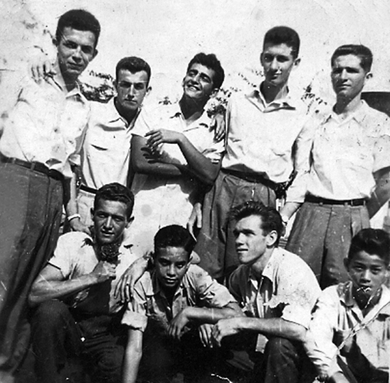 Essa moçada que aparece na foto representou Votuporanga nos Jogos Abertos do Interior  no ano de 1957. O destaque foi para Wanderley Parisi, que naquela competição levou Medalha de Ouro na modalidade de arremesso de dardo. Parisi, o dono da foto, não conseguiu identificar todos os companheiros da equipe. Entre outros aparecem Waldemar Rodeiro e Marcelo Saporali. O prezado leitor poderá nos ajudar identificando outros personagens da foto. Agradecemos a colaboração.