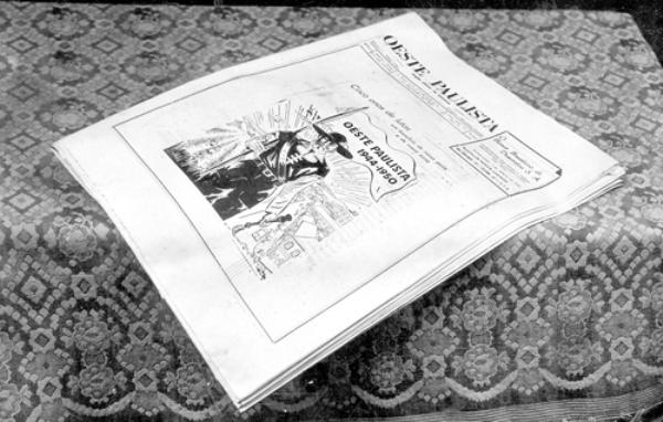 Oeste Paulista - O mais antigo jornal de Votuporanga, o semanário “Oeste Paulista” começou a circular em 1944. A capa que apresentamos na foto é comemorativa ao 5º aniversário do jornal e assinala “Cinco Anos de Luta”. O combativo jornal “Oeste Paulista” teve como seus prinicipais editores Marcelino Brandão e o advogado e jornalista Deocleciano de Souza Viana Filho. O jornal encerrou as suas atividades nos anos 70. Numa entrevista na época, Viana Filho declarou que “a informação estava muito ágil, os tempos mudaram,  e já não há mais espaço para jornais semanários”. Em tempo: O Oeste Paulista tinha entre os seus colaboradores o saudoso médico Martiniano Salgado que escrevia em versos a coluna “Luz e Sombra”,  que tinha como ilustração uma “lanterna” ao lado, relatando o cotidiano da cidade.