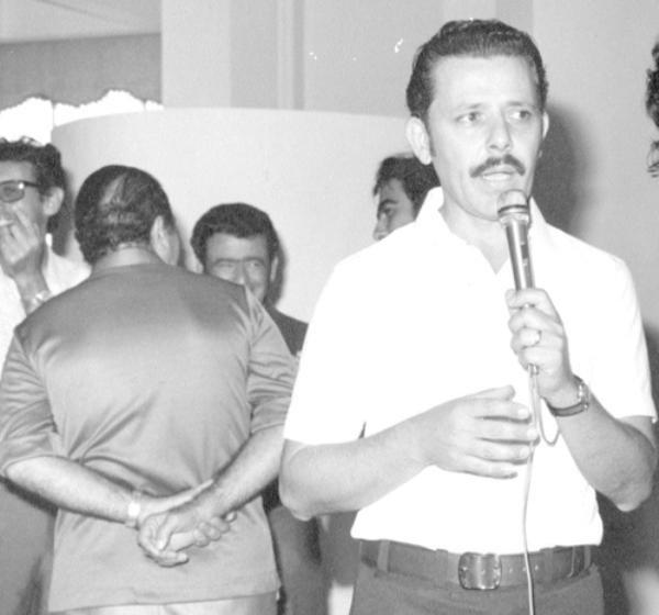 Posse no Votuporanga Clube - Esta foto é do dia 10 de junho de 1972. Marca o registro de um coquetel comemorativo à posse do novo presidente do Votuporanga Clube. O professor Cícero Barbosa Júnior recebia a presidência do clube do médico pediatra Alvaro Domingues de Oliveira. Na oportunidade, Rames Cury, que aparece discursando, assumia o Departamento Social. Vejam, a partir da esquerda: José Galera Sanches, o empresário Nasser Marão (de costas), Miguel Garcia Martins e Rames Cury. A foto é do arquivo pessoal de Rames Cury.