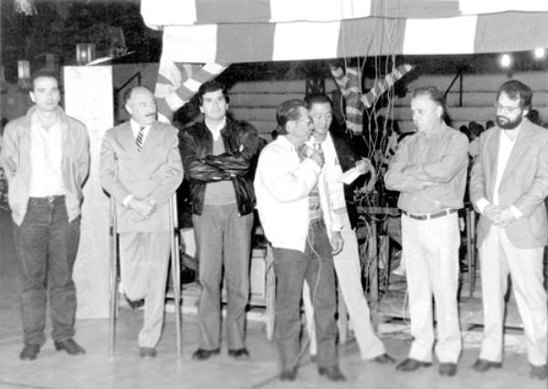 Imigrantes - 1987 - Ano do Cinquentenário de Votuporanga. A administração Mário Pozzobon/ Rames Cury programou uma série de eventos comemorativos à Bodas de Ouro da cidade. Nesta foto, na sede do Clube Cerejeira houve um reconhecimento ao trabalho da Colônia Japonesa em Votuporanga . Aparecem na foto, a partir da esquerda: o então deputado estadual (hoje Senador) Aloysio Nunes Ferreira Filho, o prefeito Mário Pozzobon, o então deputado estadual  (hoje federal)  Edinho Araujo, os representantes da Colônia, Hideito Otuki e Izur Otuki, o vice-prefeito Rames Cury, o então vereador e diretor do ERG - Escritório Regional de Governo Jerônimo Figueira da Costa Filho, hoje assessor jurídico da Câmara Municipal. 