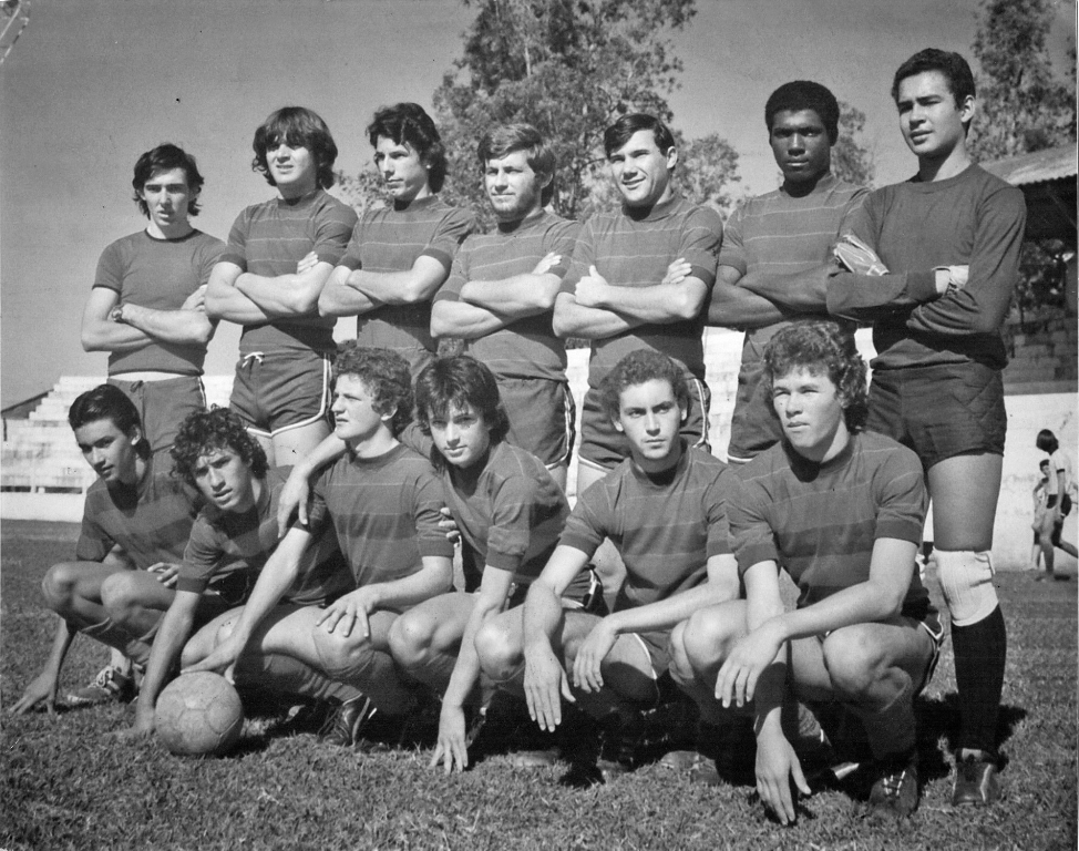 No concorrido Campeonato Amador da cidade, a equipe representativa da Constrular Votuporanga (loja de material para construção do Roque Beraldo e Carfan) fez sucesso e foi vice-campeã no ano de 1976. Veja na foto quem eram os seus jogadores, conferindo a partir da esquerda: Carlos Munhoz (treinador), Peixoto, Ronaldo, Miller, Falcão, Luizão e Cidão. Agachados: Cindo, Zé Roberto, Madalosso, Osny (Parizinho), Luiz Galo e Roberto, da Votuchevro. A foto, colhida no estádio “Plínio Marin”, pertence ao Miller.
