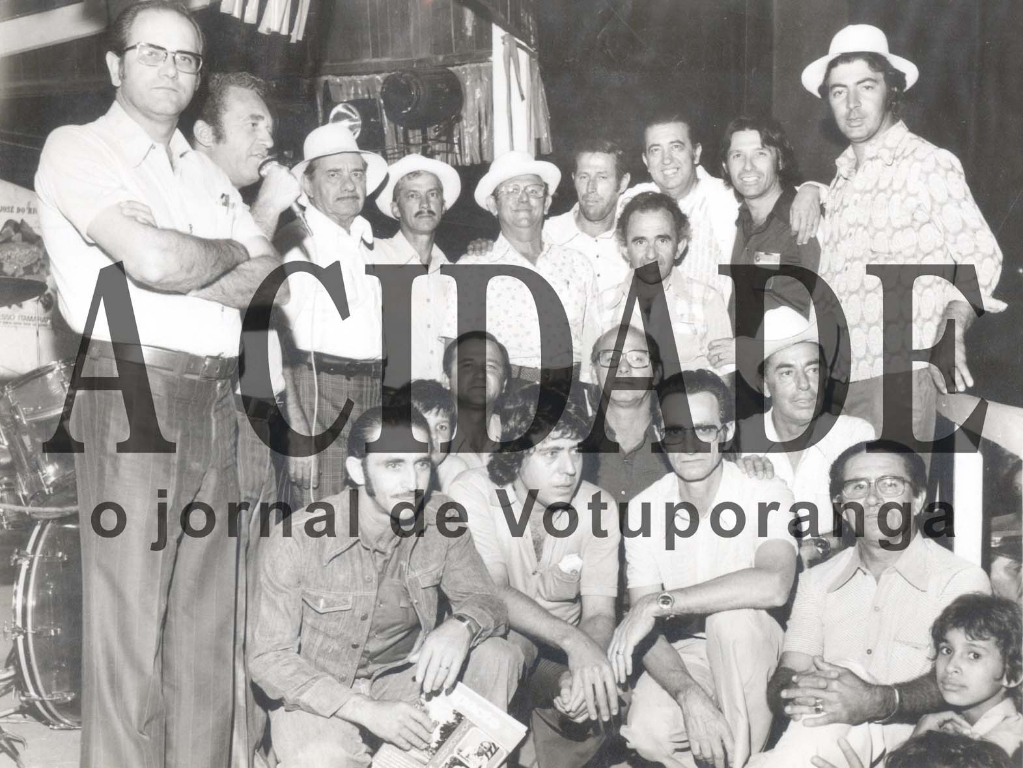 A foto apresenta os organizadores da Exposição Agropecuária de 1973 promovida pelo Sindicato Rural de Votuporanga. Veja quem são as personalidades da época conferindo a partir da esquerda: De pé: Alvimar Sanches de Magalhães (gerente regional da Cesp), o radialista Luiz Rivoiro, Salvador Castrequine, Osvaldo Alves dos Santos (na época presidente do Sindicato Rural), Antonio Nogueira, Felisbardo Nogueira, Eduardo Ferreira Fontes, Áureo Ferreira (deputado estadual) e Jaime Batagim. Agachados (?), vereador Alzimiro Brantis, jornalista João Carlos Ferreira, Hélio Miranda de Rezende (empresa de ônibus TransReal), (?), Augusto Alves Pereira (Gustim da Polícia), Herculano Beretta e vereador Joaquim Neves. A foto é do acervo do Sindicato Rural.

***Confira mais desta coluna em nossa edição impressa e online para assinantes.