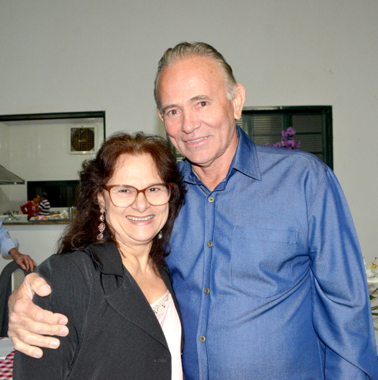 Nesta quarta-feira, 10 de dezembro, a família Polaquini tem um motivo especial para comemorar: o aniversário de José Eduardo Polaquini, diretor-presidente da Polaquini Tubos de Aço. Vivendo uma fase de prosperidade nos negócios, na indústria, na construtora e na pecuária, ele celebra também o equilíbrio e a alegria que marcam seu momento familiar. Ao lado da esposa Toninha, do filho e parceiro de trabalho Renan, da nora Luciana e do netinho Raul,  José recebe muitas demonstrações de carinho e abraços calorosos dos amigos e pessoas próximas que fazem questão de celebrar com ele esta nova etapa.
Parabéns, José! Que este novo ciclo venha repleto de saúde, realizações e boas conquistas.
