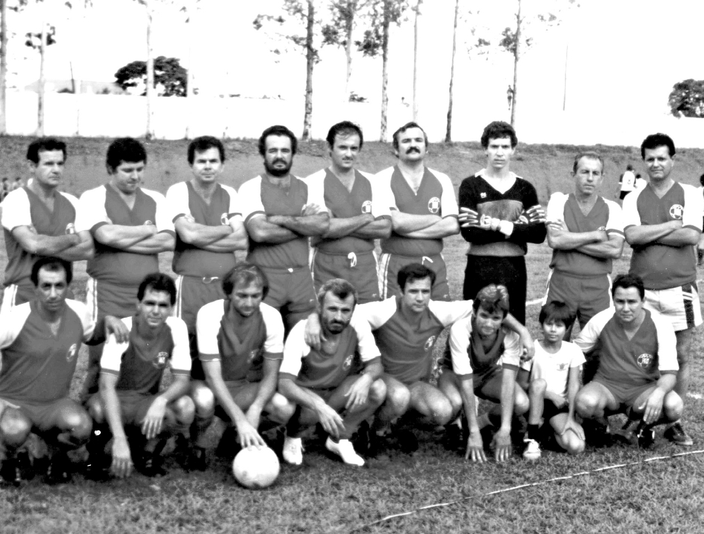 Esta foto é da tarde de 3 de dezembro de 1983, dia da final do II Interclubes do Assary. Na imagem, a equipe do Clube dos 40 que se sagrou vice-campeã. De pé, a partir da esquerda: Lupércio, (?), João Meroti, (?), José Luiz Gil, (?), Zé Ruela, Albano Oterço e Delso de Caires (Português). Agachados: Dagoberto (Dago), engenheiro Gomes, Aime Comar, Dr. Norival Scandelai, Tambor, Lila, o garoto Di e Dorival Veronezzi. A foto pertence ao arquivo pessoal de Zé Ruela.