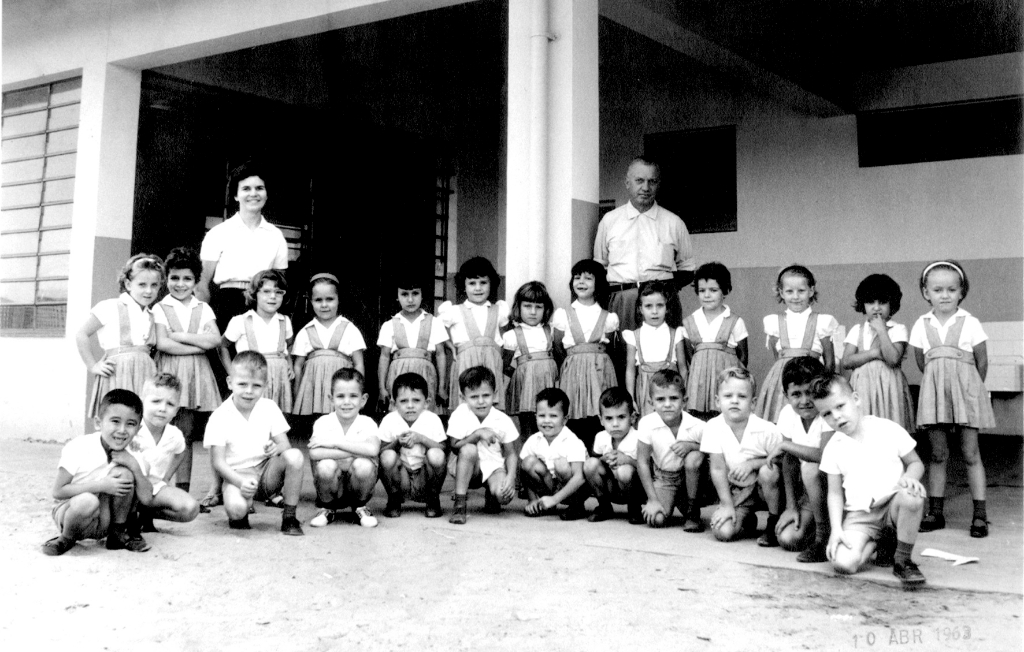 Estes são os alunos da classe da profª Áurea Tereza D´Aurea Machado, na escola “Uzenir Coelho Zeitune” nos anos 60. Muitas dessas crianças foram identificadas pelos nossos colaboradores: Carmem Cecília Galetti, Regina Márcia Blundi, Maria Aparecida Filassi, Gláucia Poiani, Marlene Benini, Maria Tereza Lacerda Soares, Maria da Glória Guena, Maria de Lourdes, Silvia Pereira, Maria Helena Pedroso, Mauro Sato, Fernando Blundi, Dirceu Camargo, Fábio Bereta, Ubirajara Pires Correia, Hermininho Sanches, José Antonio Poiani, Marcos Silva, entre outros. Atrás da turma, Áurea e o diretor da escola Fernando Marzochi. A foto nos foi enviada pelo nosso colaborador Rames Cury.