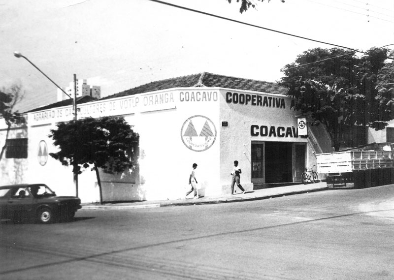 A antiga Coacavo  - Este prédio localizado na rua Tietê, esquina com a São Paulo (em frente a Cachaçaria), por muitos anos foi a sede da Coacavo, que na época era Cooperativa dos Cafeicultores de Vo-tuporanga. Juvenal Lopes, Walfrido Farinazzo, entre outros, foram presidentes ocupando o velho prédio. Foi na gestão de Pedro Stefanelli Filho que a Coacavo transferiu suas instalações para a rua São Paulo, onde hoje também está instalado o banco CredLíder.