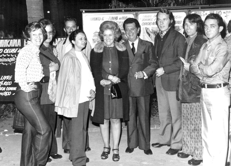 Encontro - A foto é dos anos 70. Quando o saudoso empresário Áureo Ferreira instalou a concessionária Moto Rio, em Rio Preto, ele promovia constantes encontros dos seus amigos de Votuporanga em Rio Preto, e vice-versa. Esta foto registra um desses momentos com alguns votuporanguenses conhecidos como a professora Regina Lúcia Prado Aydar e seu marido, o saudoso professor Alberto Wady Aydar, tendo a sua frente a radialista Oneide Lourenço Rivoiro (esposa do saudoso Luiz Rivoiro). Na direita, os saudosos Áureo Ferreira e Darcy Cecchine. A foto é dos nossos arquivos.
