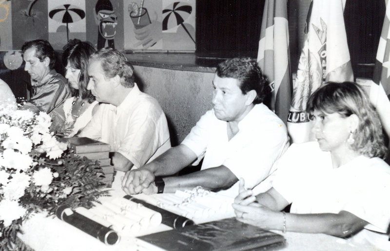 Posse no Assary - Nesta foto dos anos 80, uma cerimônia marca a posse da nova diretoria do Assary Clube de Campo. O presidente empossado é Arvelino Trovó. A partir da esquerda, destaque para Nílson Gorayb (representando o prefeito naquele ato), Terezinha Ba-taglia, Arvelino Trovó, Dorival Alfredo Veronezi (assumindo a presidência do Conselho Deliberativo) e Ilda. A foto é do arquivo do jornal A Cidade. 