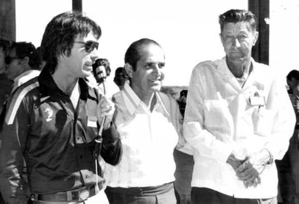 Lideranças dos anos 60/70 - Ano 1973 - Na foto, três personalidades que simbolizam as lideranças da cidade que marcaram época. No microfone, o então deputado estadual e empresário Áureo Ferreira, dono das concessionárias de veículos Chevrolet, Volkswagem e Fiat em Votuporanga e filiais em cidades da região; ao centro, o empresário Nasser Marão, determinado votuporanguense que, pelas suas ações, impulsionou o progresso da cidade; e na esquerda, Raphael Cavalim, respeitado agropecua-rista e participante ativo dos movimentos da comunidade. Nesta foto, os três líderes inauguram o Frigorifico 4 Rios, um grande empreendimento dos anos 70.