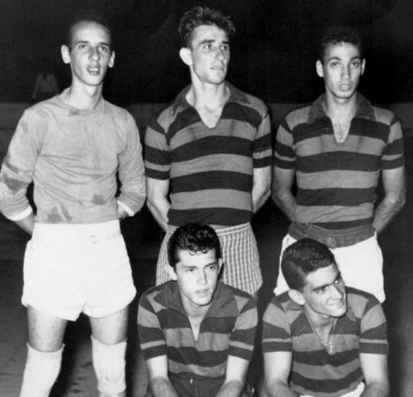 Futsal na Escola do Comércio - Ano -1963.  Prontos para mais um grande jogo, a equipe de Futebol de Salão da Escola do Comércio “Cruzeiro do Sul”. O adversário foi a representação de Monte Aprazível. Jogo duro - placar final 5 a 4 para o time da foto.Veja quem são os jogadores. Em pé: Julinho Barbieri (goleiro), Flávio Beloni e Jurani Pereira da Silva. Agachados: Reinaldinho da Silva e Rui Marão. A foto pertence ao arquivo pessoal de Rui Marão.