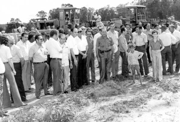 O início da terraplanagem - Empresários, liderados por Nasser Marão, constituiu, em 1971, um grupo de acionistas para construir o Frigorifico 4 Rios S.A.. Era o maior empreendimento da época, capaz de alavancar o progresso da cidade. A motivação dos investidores era tamanha que muita gente foi no local da obra para acompanhar a ordem de largada aos maquinários para a terraplanagem da área. Esta é a foto do momento. A partir da esquerda, na linha de frente, está Juvenal Lopes, Nasser Marão (sendo entrevistado pelo radialista Luiz Rivoiro), o então prefeito Luiz Garcia De Haro, conversando com Herculano Beretta, o vereador Viana Filho, Salvador Castrequini, Luiz Ferrarezi, entre outros.A foto é do álbum de família do Dr. Orlando Beretta.