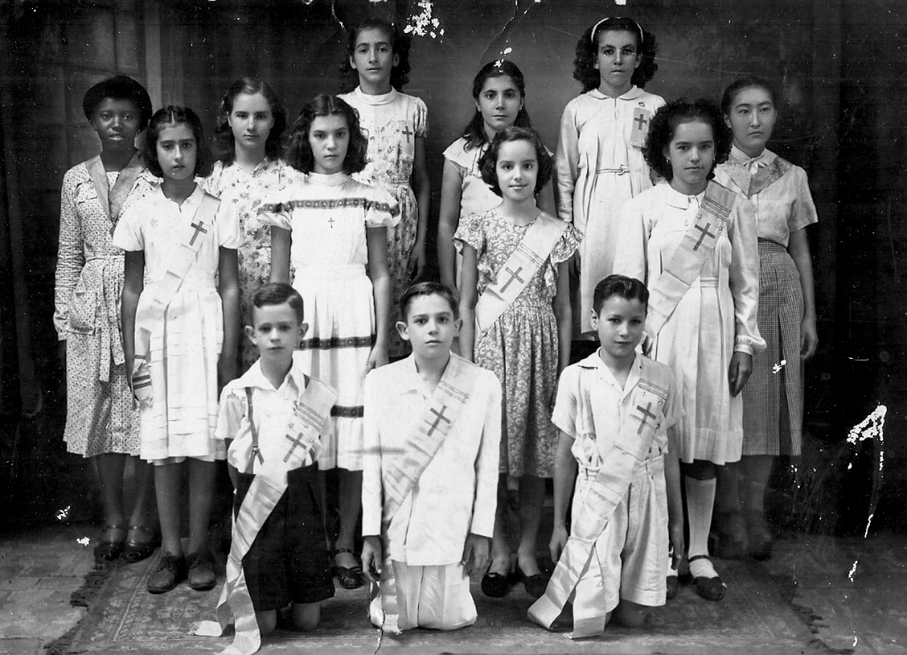 Uma foto dos anos 40 apresenta um grupo religioso que formava o movimento das criançascatólicas intitulado como “Cruzada”. Confira a partir da esquerda que são as meninas: Aparecida deAlmeida, Laura Budin, Claci Zam, Mirne Zam, Marlene Corradi, Maria do Carmo, Aurea Leva, ?, ? eMaria Japonesa; Os meninos de joelho são bem conhecidos: Jesus Silva Melo, Geraldo Sanfelice eAntonio de Lima. A foto é do álbum de família de Antonio de Lima.