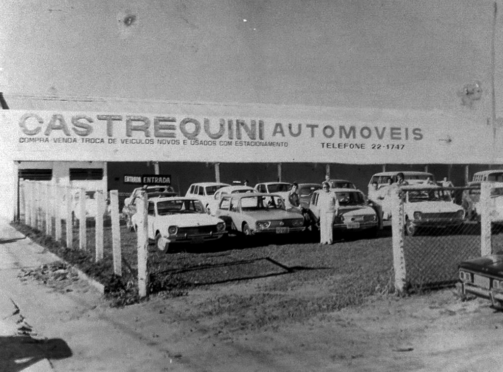 Uma das empresas da família Castrequine. A foto registra a presença do hoje empresárioRolando Nogueira (ao lado da Brasília), Vicente Castrequine e atrás dele o sogro Mário Laridondo(de saudosa memória), José Viveiros (Guspidinha) e Francisco Carlos Castrequine (Carlão). A fotoé do arquivo familiar dos Castrequine.