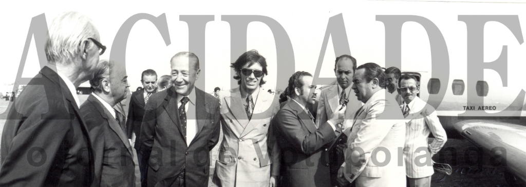 A FOTO É DE 1975- As lideranças políticas locais compareceram ao aeroporto para receber o presidente da Caixa Econômica Estadual, Afrânio de Oliveira, que veio para a inauguração do prédio próprio da Caixa, na esquina da rua Amazonas com a Ceará. Aparecem a partir da esquerda: Hernani de Matos Nabuco, Dr. Ultimatum Fava, Dr. João Lara (fundo), Dr. Aquiles Vezoni, Áureo Ferreira, o radialista Aguinaldo de Oliveira, prefeito Luiz Garcia De Haro (centro), o presidente da Caixa Afrânio de Oliveira e o vereador Deocleciano de Souza Viana Filho (Vianinha).

***Confira mais desta coluna em nossa edição impressa e online para assinantes.