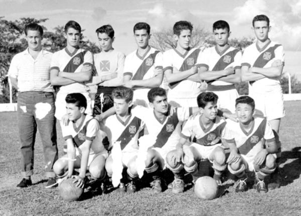 O VASCO DE VOTUPORANGA -1959 - O tradicional clube cruzaltino do Rio de Janeiro, o VASCO DA GAMA, já teve os seus adeptos em Votuporanga. O VASQUINHO de Votuporanga levantou o título de campeão do 1º Campeonato Infantil no ano de 1959. Veja a formação da equipe infantil do Vasco da Gama conferindo da esquerda para a direita. De pé:  Rui Massuya (técnico), Luiz Carlos Escudeiro, Luizinho Algarve,José Corradi, Milton Ferreira (Paquito), Nilton, e Édison Cóculo Martins (Baiano). Agachados: Reinaldo da Silva (Reinaldinho), Haroldinho Mazzaferro, Rui Marão, Zéquinha Neves e Chigueo. A foto pertece ao álbum de familia de Rui Marão.